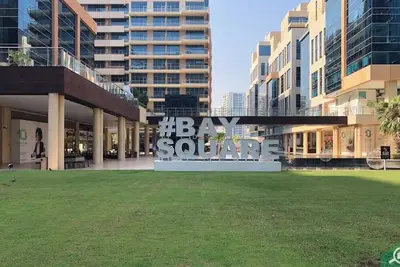 Image de Large Modern 1-Bedroom Apartment in Bay Square 9