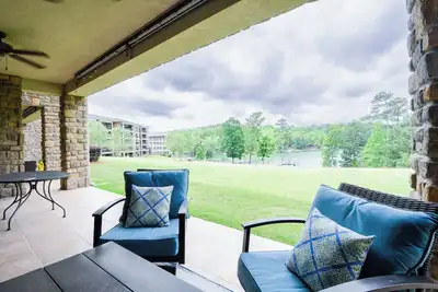 Image de Summit's Spot in Stunning Stillwaters!
