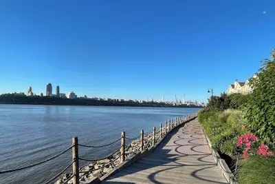 Image de Peaceful Hudson Riverfront Condo Free Parking