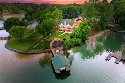 Image de Spacious Waterfront Home on Lake Norman with Firepit, Views, and Dock Access
