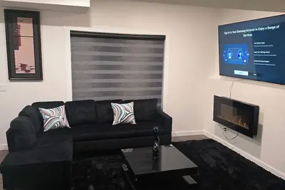 Image de Cozy 2-Bedroom Suite: 5 Minutes Walk To Chestermere Lake