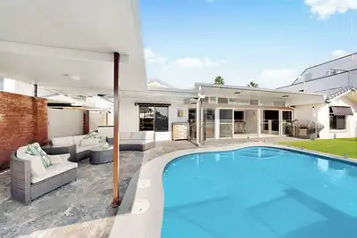 Image de Relfections at Newport 5Bedroom Pool and Canal Living