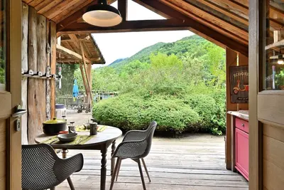 Image de Cabine \"Myrtille\" avec vue sur la montagne, terrasse privée et jardin privé