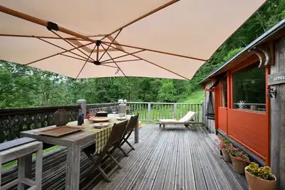 Image de Tiny Home 'Roulotte Appoline' avec vue sur montagne, terrasse privée et jardin privé