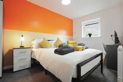 Image de Spacious 4 Bedroom House near City Centre - Free Parking & Wifi