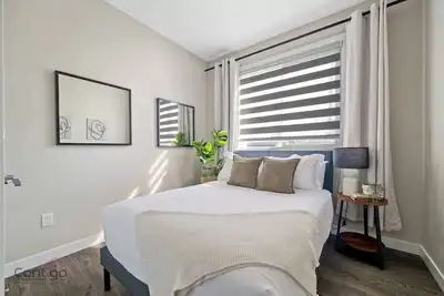 Image de 6 Br | Sleep 12 | Stadium & Rogers | Yard | Garage