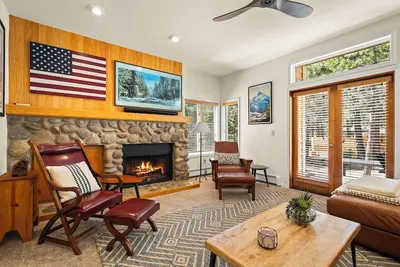 Image de Newley remodeled, lower level, two-bedroom condo located at the McCloud complex