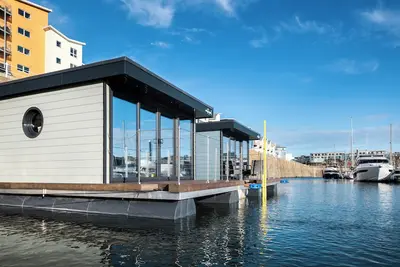 Image de Oyster floating pod in St Helier Marina