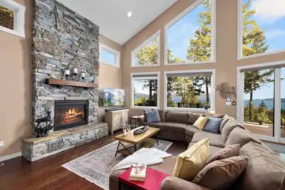 Image de Eagle’s Nest - Hot Tub & Lake Views + Luxe Escape