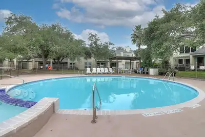 Image de The Salty Seahorse! 2 Primary Suites, Pool, Pier, Boat Ramp, Slips, Bbq Area!