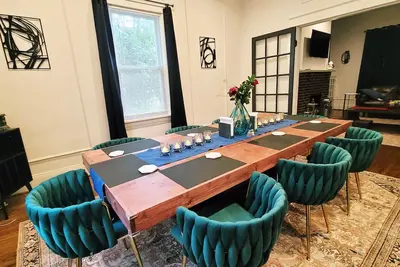 Image de Charlie's Hideout - A Modern Historic Retreat  - Your Home Away From Home!