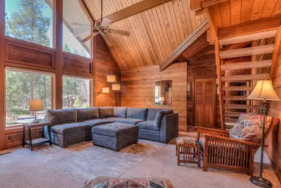 Image de Perfect A/C Ski Cabin Walking Distance to Village Mall