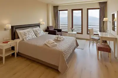 Image de Elegant Junior Suite at Arktos Hotel | Relax in Style