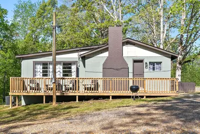 Image de Discover Cypress Bay: Lakefront 2br Cottage & Covered Boat Slip Awaits!