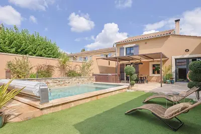 Image de Les Murmures, une maison de vacances idéale pour 6 personnes, avec piscine privée chauffée, en plein cœur de la Provence.