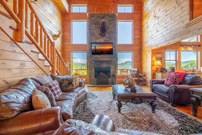 Image de *Elegant 3bd Cabin w/ Views! Hot Tub + Games! *