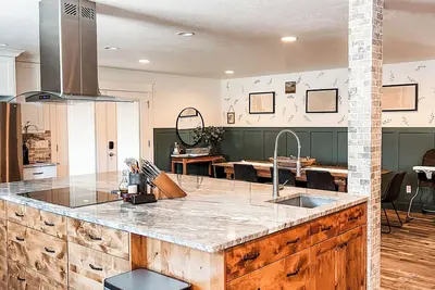 Image de The Group Shouse - Sleeps 20+, Game Basement, 4 Patios, & More
