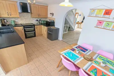 Image de Swell Times | Vibrant Beach Pad | Sleeps 4