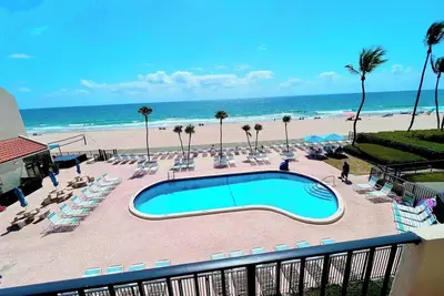 Image de Charming 1-bedroom condo on the beach in Lauderdale by the Sea w/ pool.