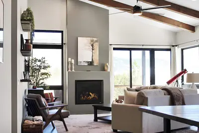 Image de Family Fun & Relaxation in Modern Mountain Retreat