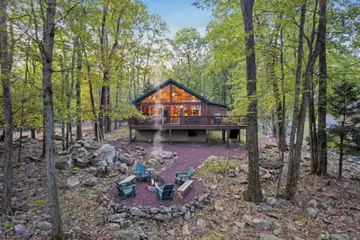 Image de The Robin's Nest, a cozy 3-bedroom cabin in Lake Harmony with Firepit, Ac, WiFi