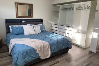Image de 1-bedroom, Pet friendly, with fireplace, king bed and cruiser bikes.