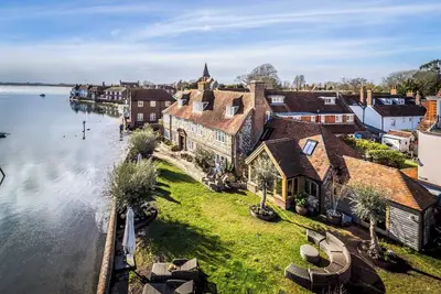 Image de Spectacular Waterfront Home | Pass The Keys
