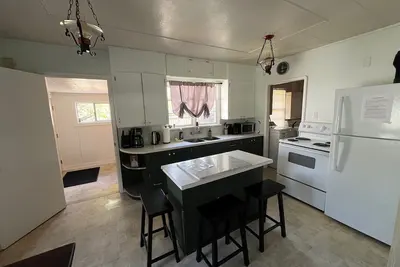 Image de Cozy rustic 50's home located on a campground beside the Famous Cowichan River.