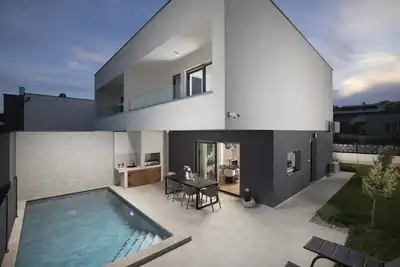 Image de Villa Oasis with Heated Pool – Just 700m from the Sea