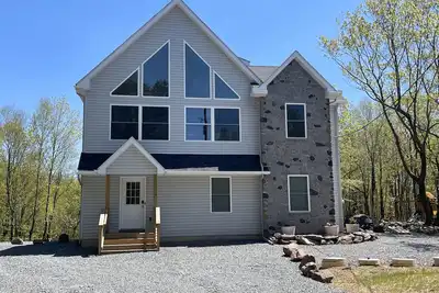 Image de Brand new, spacious 5-bedroom house in Blakeslee with WiFi and game room