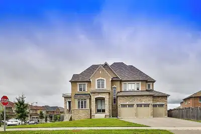 Image de Huge House with Free Parking for Cars and Boats