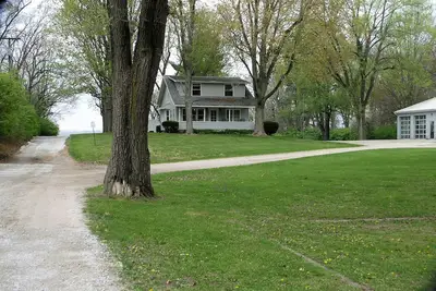Image de Spacious and secluded 7-bedroom lake front retreat.