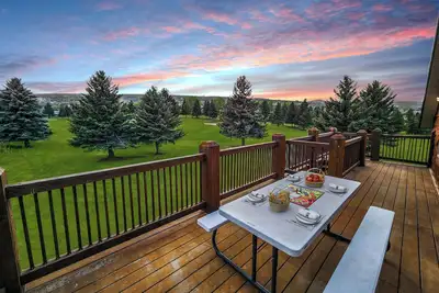 Image de Spacious Golf Retreat Cabin on Hole #7, Ideal for Large Groups