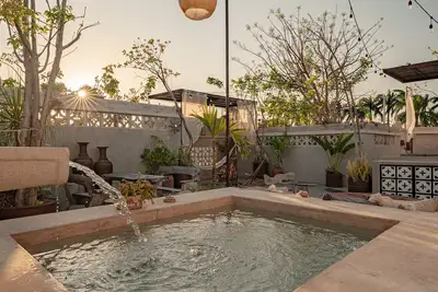 Image de 2-bed, 3 bath house, rooftop, 2 plunge pools. Ac. Safe. Close to centre, shops.