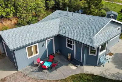 Image de Discover the charm of Palmer Lake at this cozy cottage in this peaceful town.