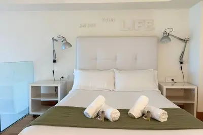 Image de Nava Stay - Bright loft with private parking 5 min from the university