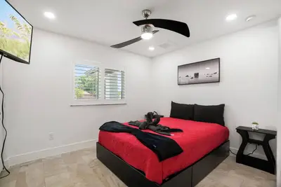 Image de Spacious & Comfortable - 4 Br - Large Land