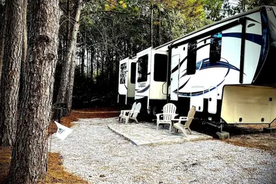 Luzury 5th Wheel on the Ms Gulf Coast with access to all Campground amenities.