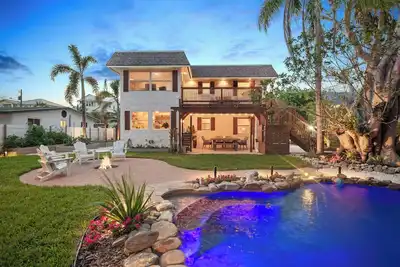 Image de Walk to Gulf: Luxe Luau-Themed Gem in Holmes Beach
