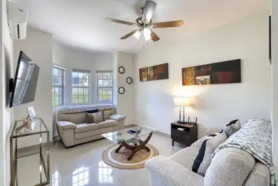 Charming coastal retreat with pool access, fast WiFi & fully equipped kitchen