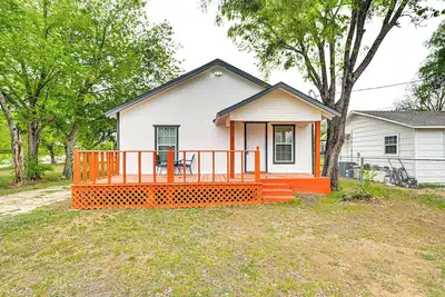 Image de 1 Mi to Dtwn: Family Home w/ Porch in Brownwood