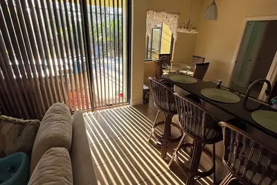 Image de 3-bedroom house, sleeps 9, heated pool, WiFi, minutes from beaches.