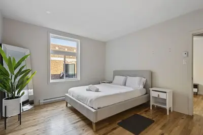 Image de The Wilson | Chic 2b1b Retreat in Montreal
