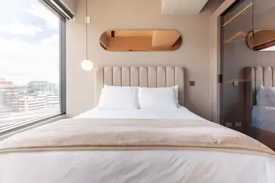 Image de Luxurious ultramodern clubhouse with swimming pool