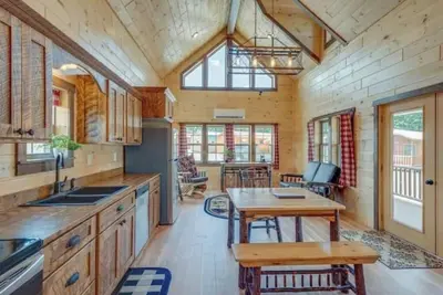 Image de ~The Laramie~ 2-bedroom, 2 bath Log cabin near Charlotte rustic but comfortable