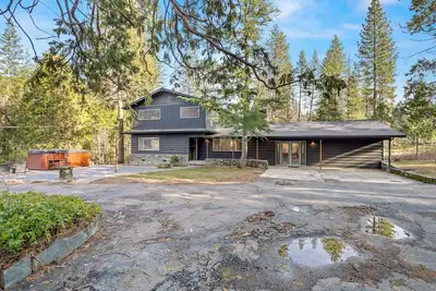 Image de 2 Units! 9 Bed/5 Bath, 2 Hot Tubs, 2 Game Rooms! Main House + Barn!