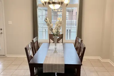 Image de Spacious 3-Bedroom + Den Townhouse with Parking.