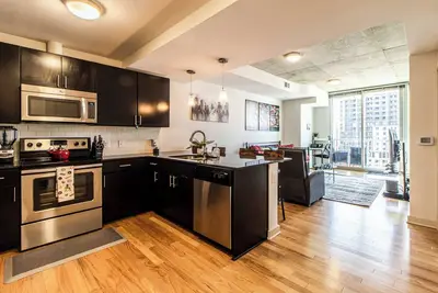 Image de Midtown LuxePad w/ King + Queen Beds + Daybed + Pool + Gym + Downtown Walkable