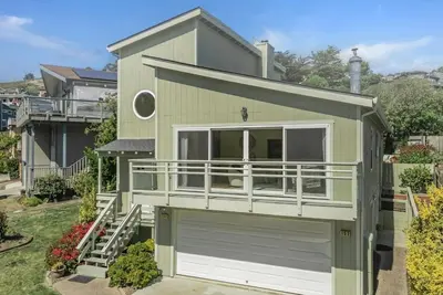 Image de Spacious 4-bedroom house with Ac 10 mins walk to beach, hiking n Pier & Dogs ok