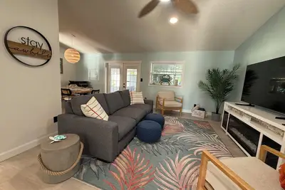 Image de Relax with the whole family at this peaceful and fun 3 bedroom home w ping pong.